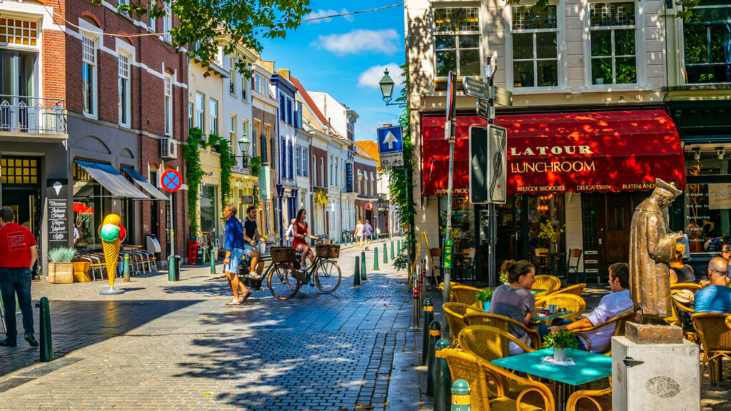 Winkelstraat met terrassen in Breda