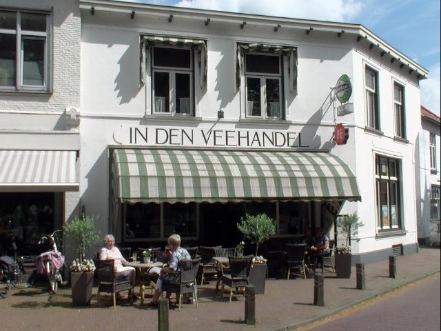 Eetcafé In den Veehandel op de markt in Wouw
